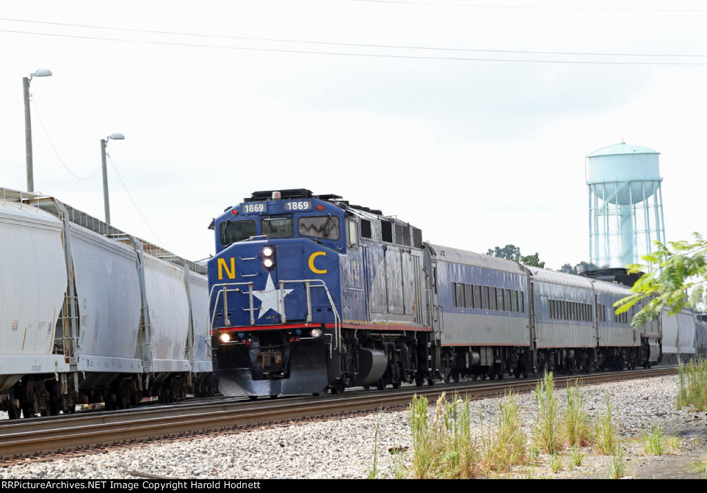 RNCX 1869 leads train P074 northbound